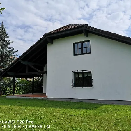 Daire Large, Dated House In With Large Garden *